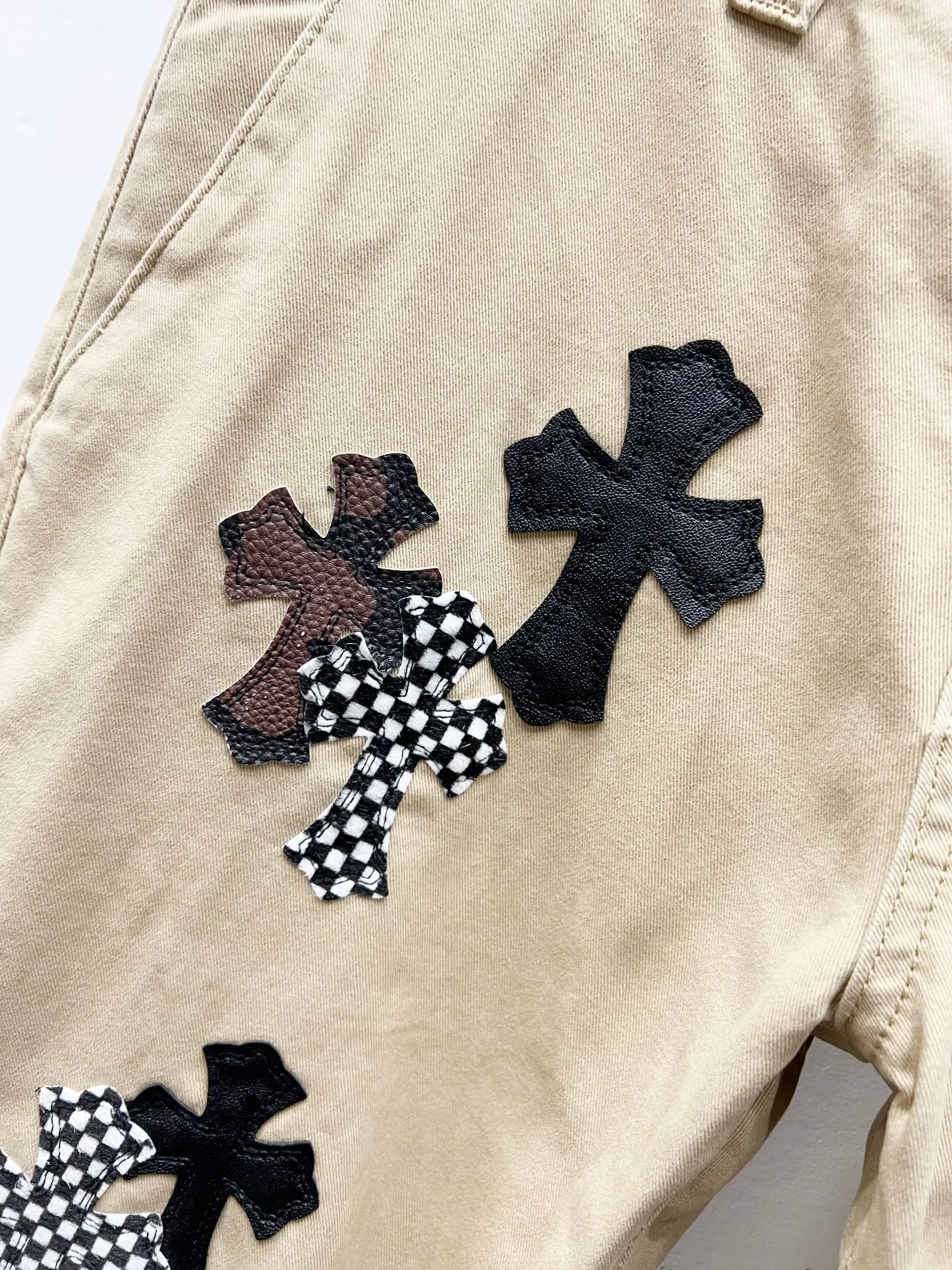 P260 Style Number: (W002) ChromeHearts & Khaki Leather Cross Piece Leather Straight Jeans Ceiling-Level Jeans A pair is hard to find at the counter‼ ️About Zangyin✅This is an extremely luxurious fashion brand that can also be called the aristocracy of the high street. It has always been an exclusive brand for some hipsters or rich second generations. The color of this model is already very eye-catching by using a unique washed material. It is decorated with pink patch cross flowers, which cleverly highlights the charm of the brand. Secondly, this model adopts a classic high-waist cut design, which highlights the long legs and fashionable temperament of the upper body. The brand is highly recognizable and the slim-fitting configuration is more suitable for daily wear. The personality will be fashionable and the specifications can be seen at a glance. Materials and technology ✅ Needless to say, this point goes without saying. As an excellent craftsman brand, Zangyin's requirements for details and craftsmanship are really perfect. The washed color of this model has gone through a lot of processes, not to mention the embellishment of the denim appliqués. It is also purely handmade and sewn. Just like what they believe in, only handmade things have soul and have the meaning of wearing. A top-notch heavy-duty fashionable denim item, recommended by both hands‼ ️ Size: 28, 30, 32, 34, 36 (S-XXL) Color: Khaki